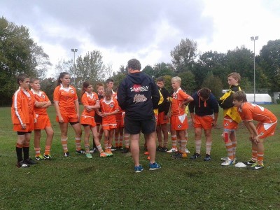 Trainer Johannes Augspurger bespricht mit seiner U14  das anstehende Spiel beim Zebra-Cup in Hannover